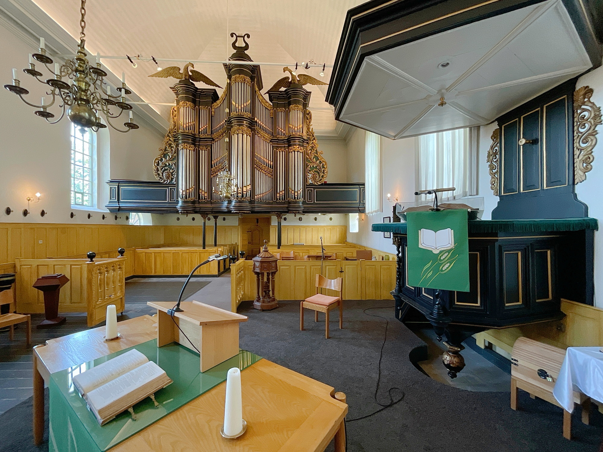 Het orgel en de preekstoel. In het midden de doopvont. Foto: ©Jur Kuipers, 2023.